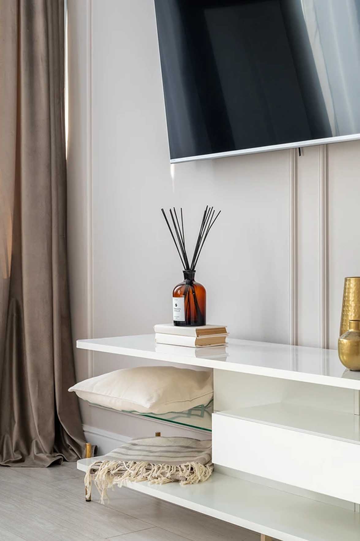 Kényelmes egyszobás lakás pasztellszínű berendezéssel, gardróbbal Kényelmes egyszobás lakás pasztellszínű berendezéssel, gardróbbal