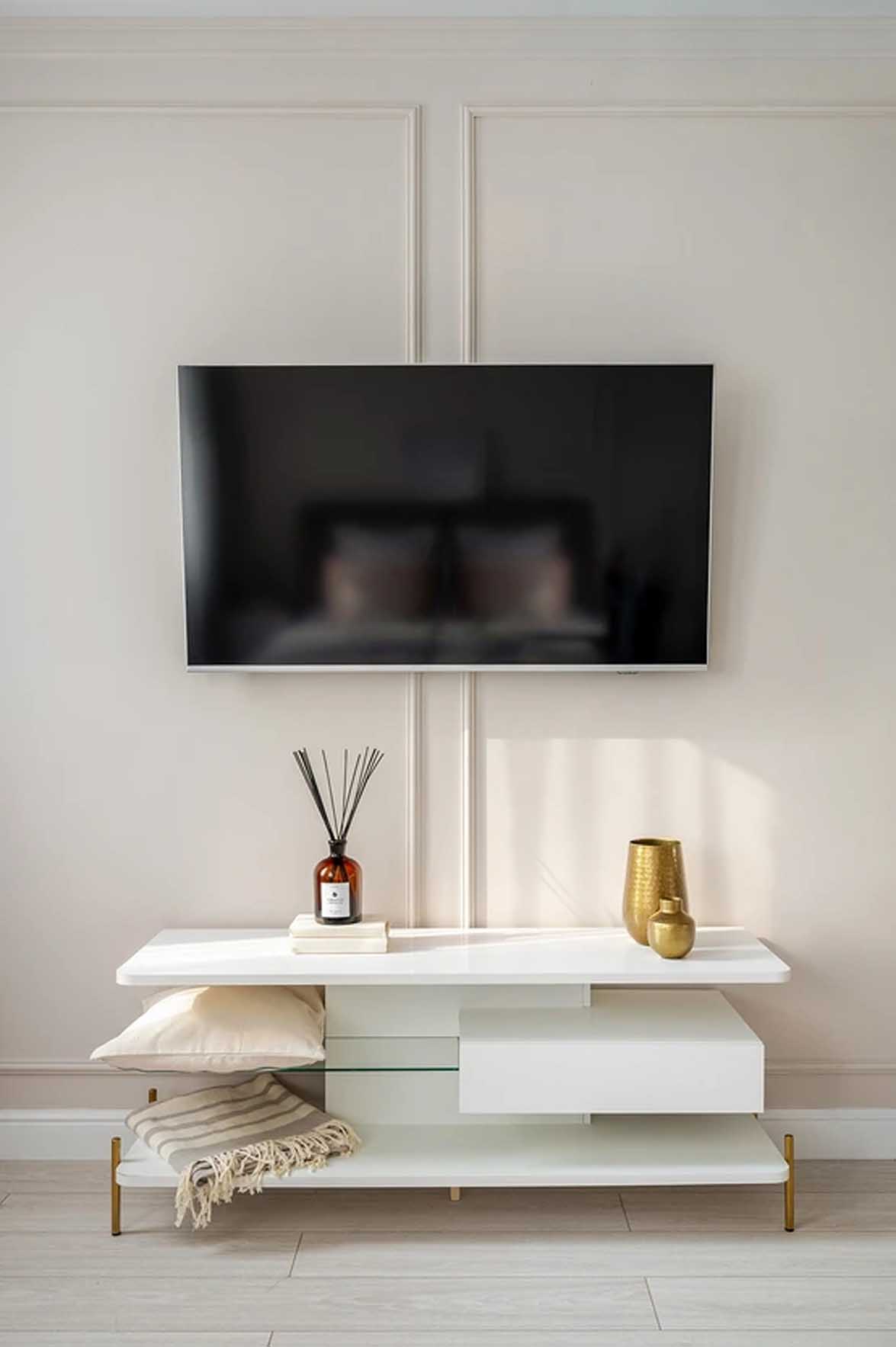 Kényelmes egyszobás lakás pasztellszínű berendezéssel, gardróbbal Kényelmes egyszobás lakás pasztellszínű berendezéssel, gardróbbal