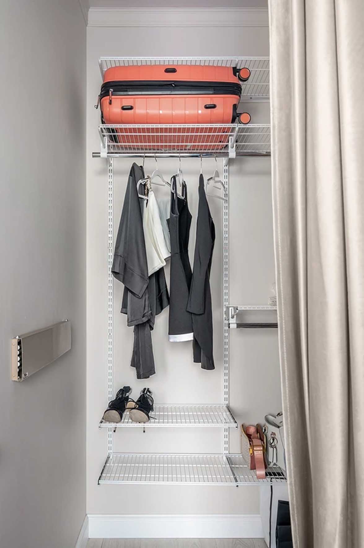 Kényelmes egyszobás lakás pasztellszínű berendezéssel, gardróbbal Kényelmes egyszobás lakás pasztellszínű berendezéssel, gardróbbal