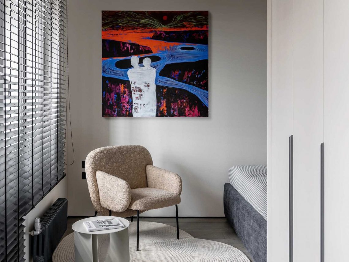 Kicsi, de modern és stílusos: fiatal férfi lakása kontrasztokkal