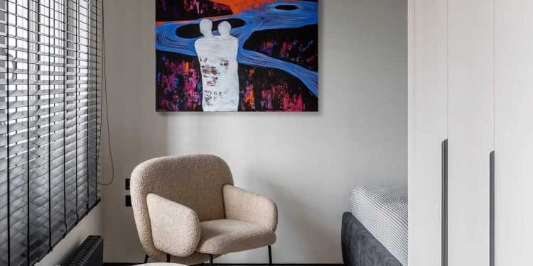 Kicsi, de modern és stílusos: fiatal férfi lakása kontrasztokkal