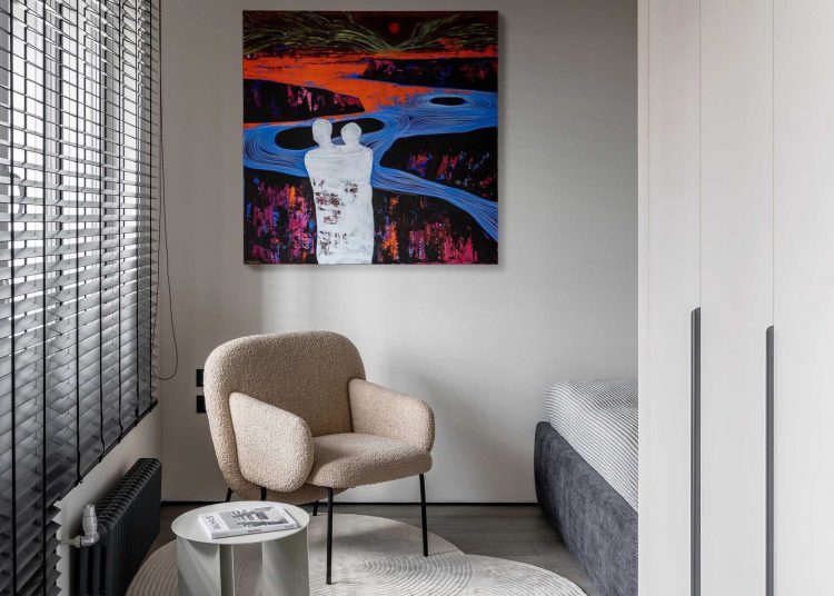 Kicsi, de modern és stílusos: fiatal férfi lakása kontrasztokkal