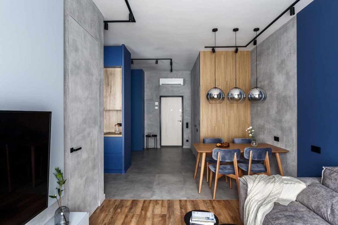 Konyha a lakás közepén ablakkal: kék, fa és szürke vakolat 48 m2-en