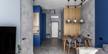 Konyha a lakás közepén ablakkal: kék, fa és szürke vakolat 48 m2-en