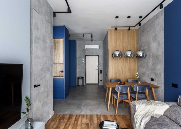 Konyha a lakás közepén ablakkal: kék, fa és szürke vakolat 48 m2-en
