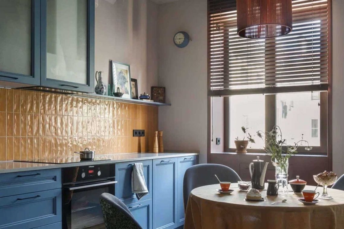 Beton, üvegtégla, nagy belmagasság és érdekes alaprajz 60m2-en