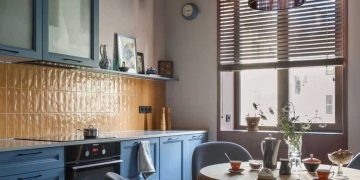 Beton, üvegtégla, nagy belmagasság és érdekes alaprajz 60m2-en