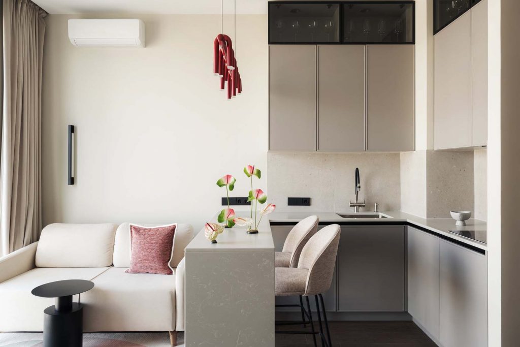 Minimalizmus lágy bézs és fa kombinációjával: értékálló berendezés 36 m2-en