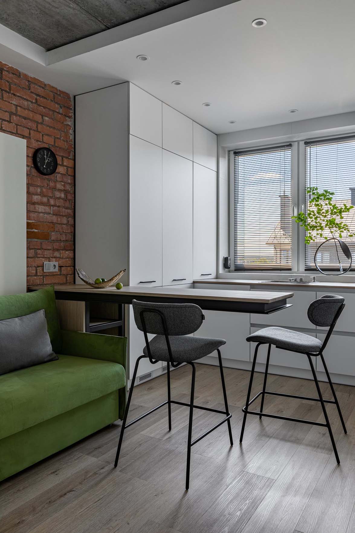 Modern ipari stílusban újította fel a házaspár a 30 m2-es lakást