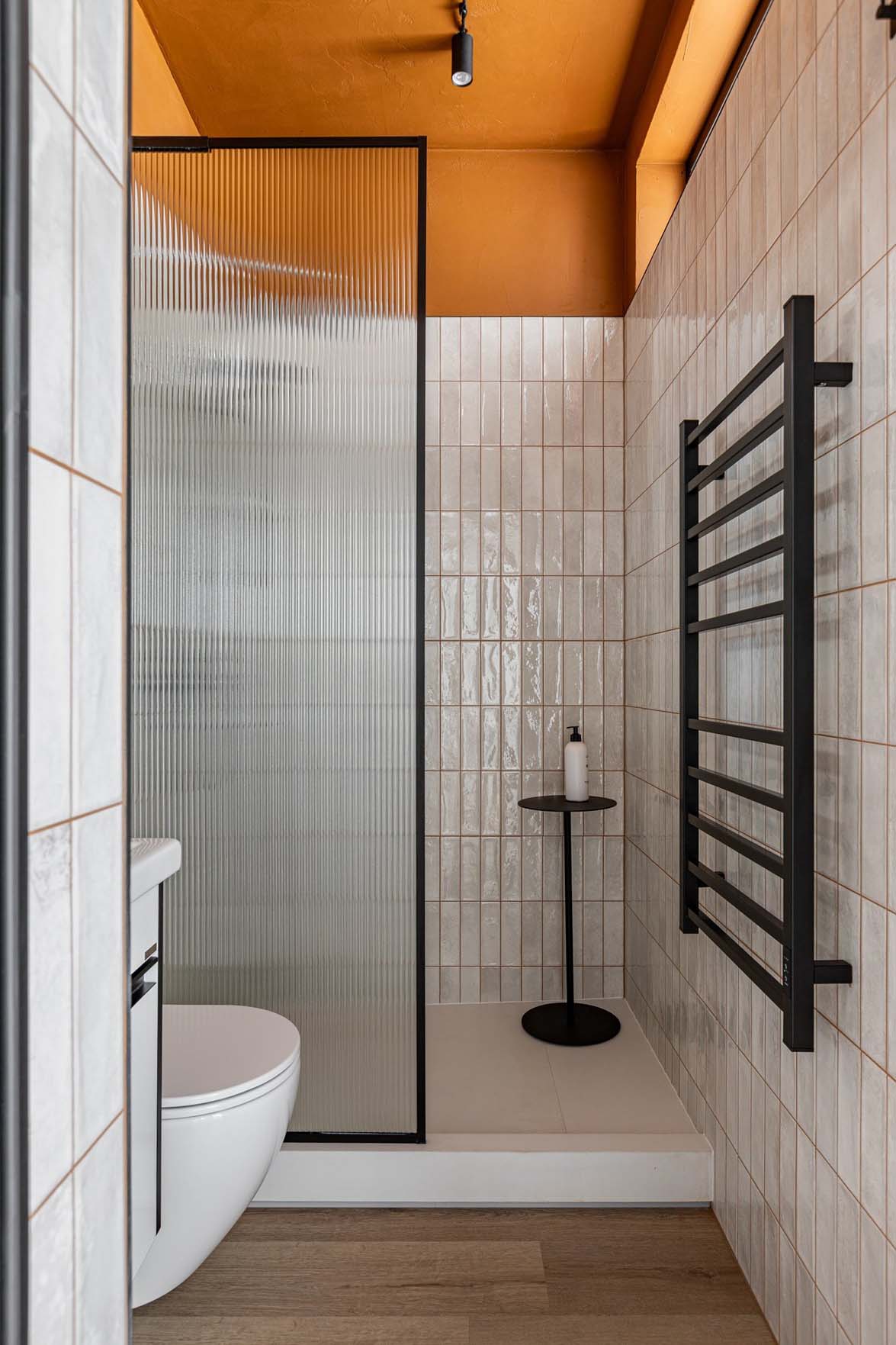 Modern ipari stílusban újította fel a házaspár a 30 m2-es lakást