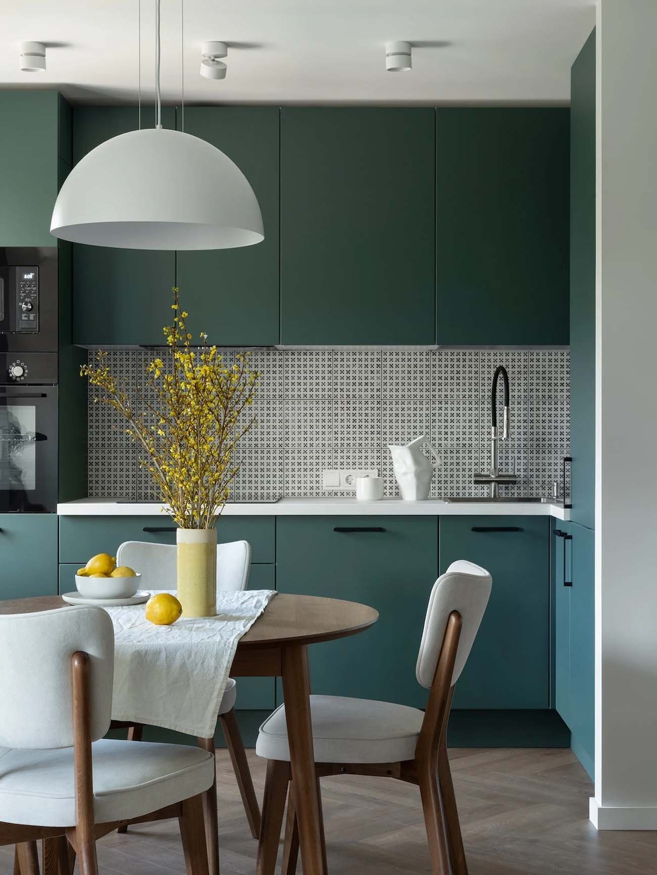 60 m2-es lakás átalakítása fiatal családnak zöld árnyalatokkal