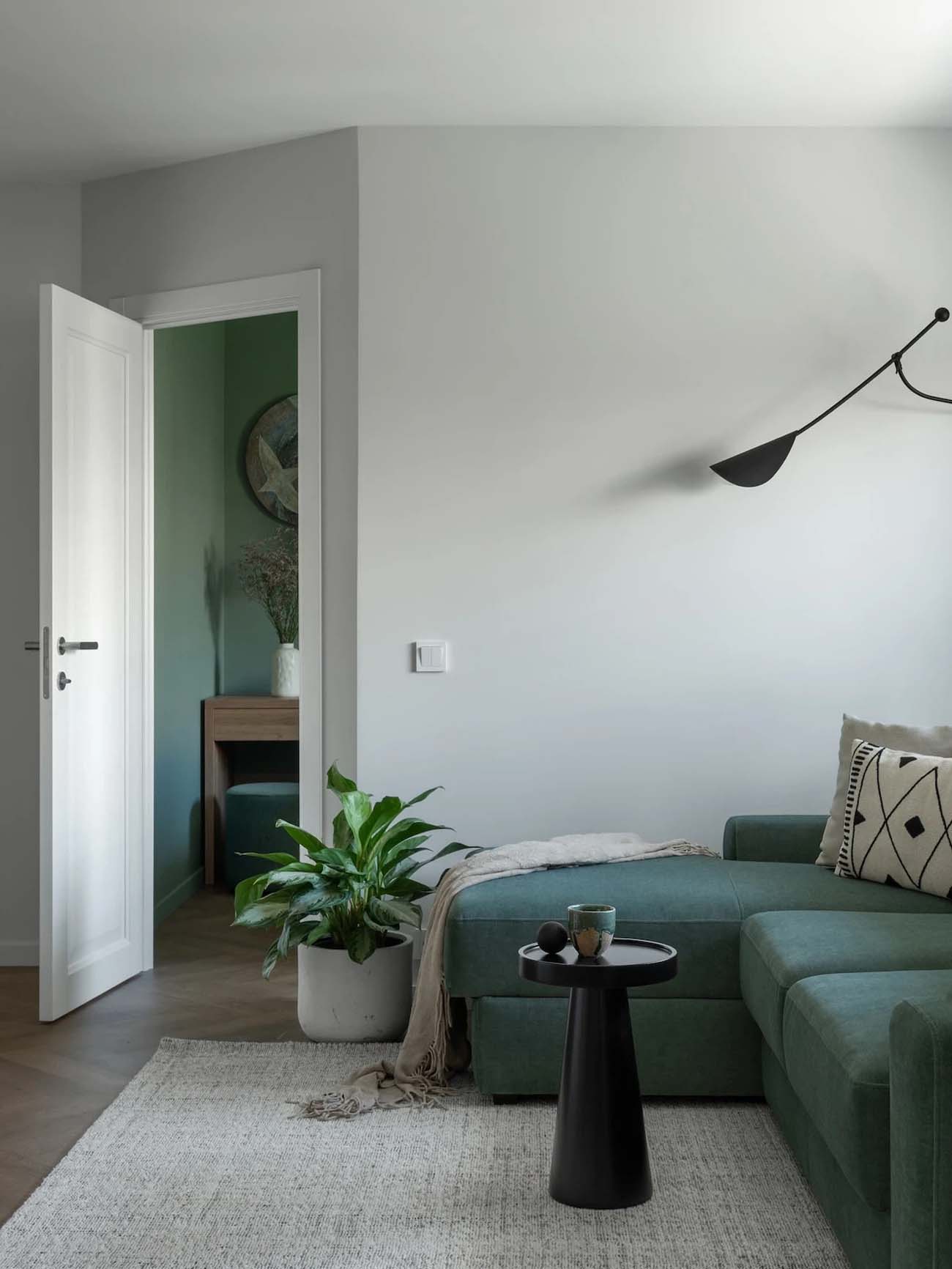 60 m2-es lakás átalakítása fiatal családnak zöld árnyalatokkal