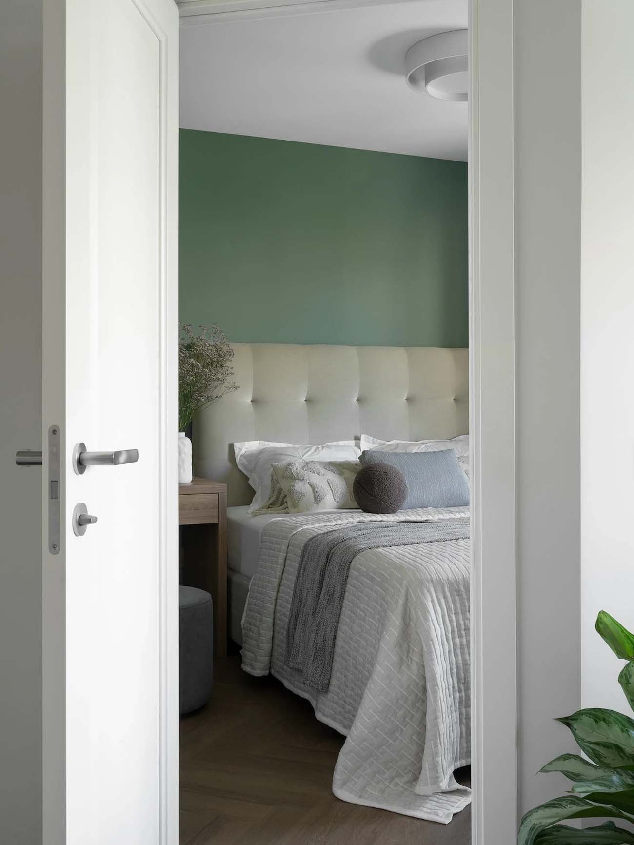 60 m2-es lakás átalakítása fiatal családnak zöld árnyalatokkal