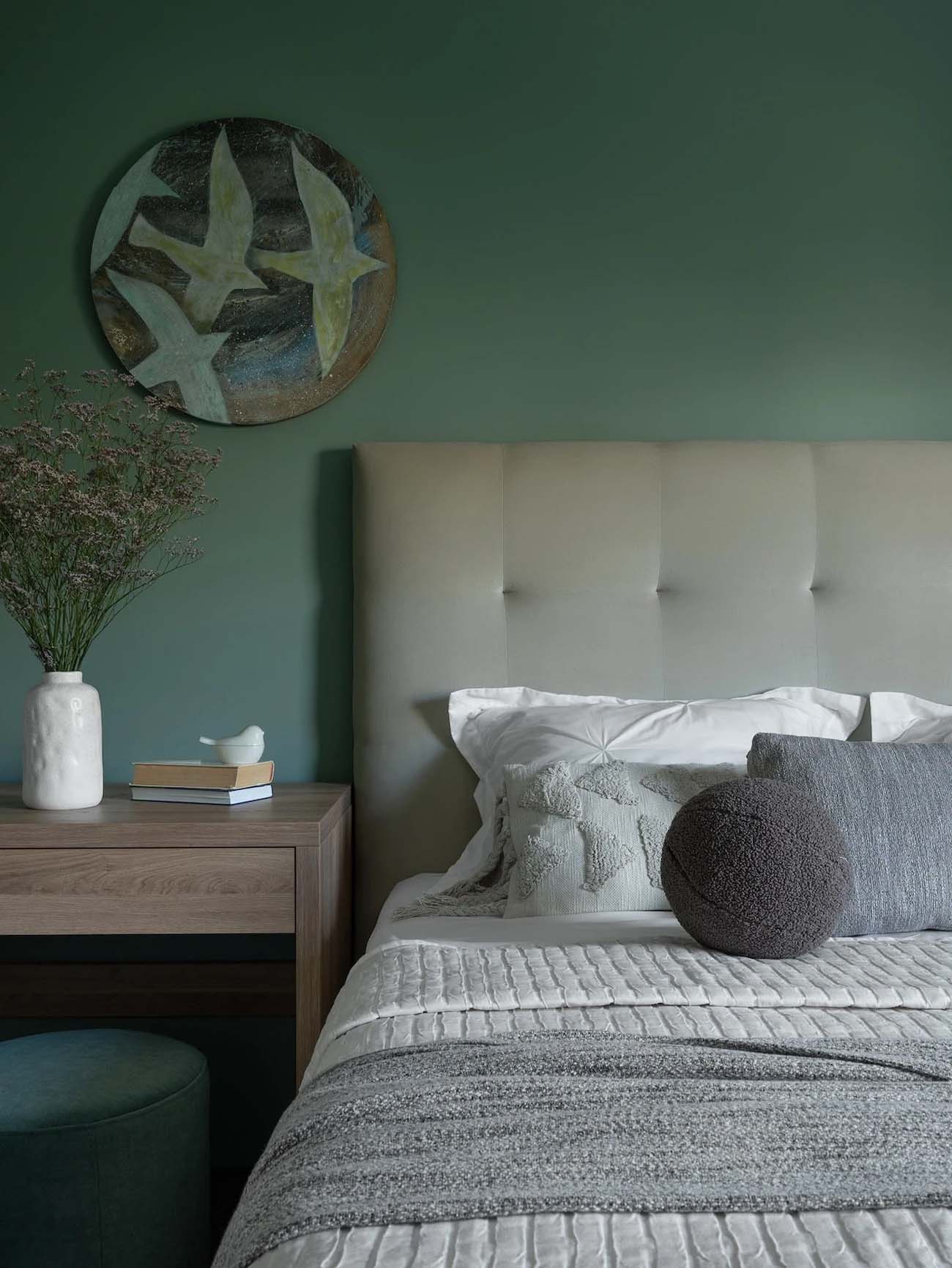 60 m2-es lakás átalakítása fiatal családnak zöld árnyalatokkal