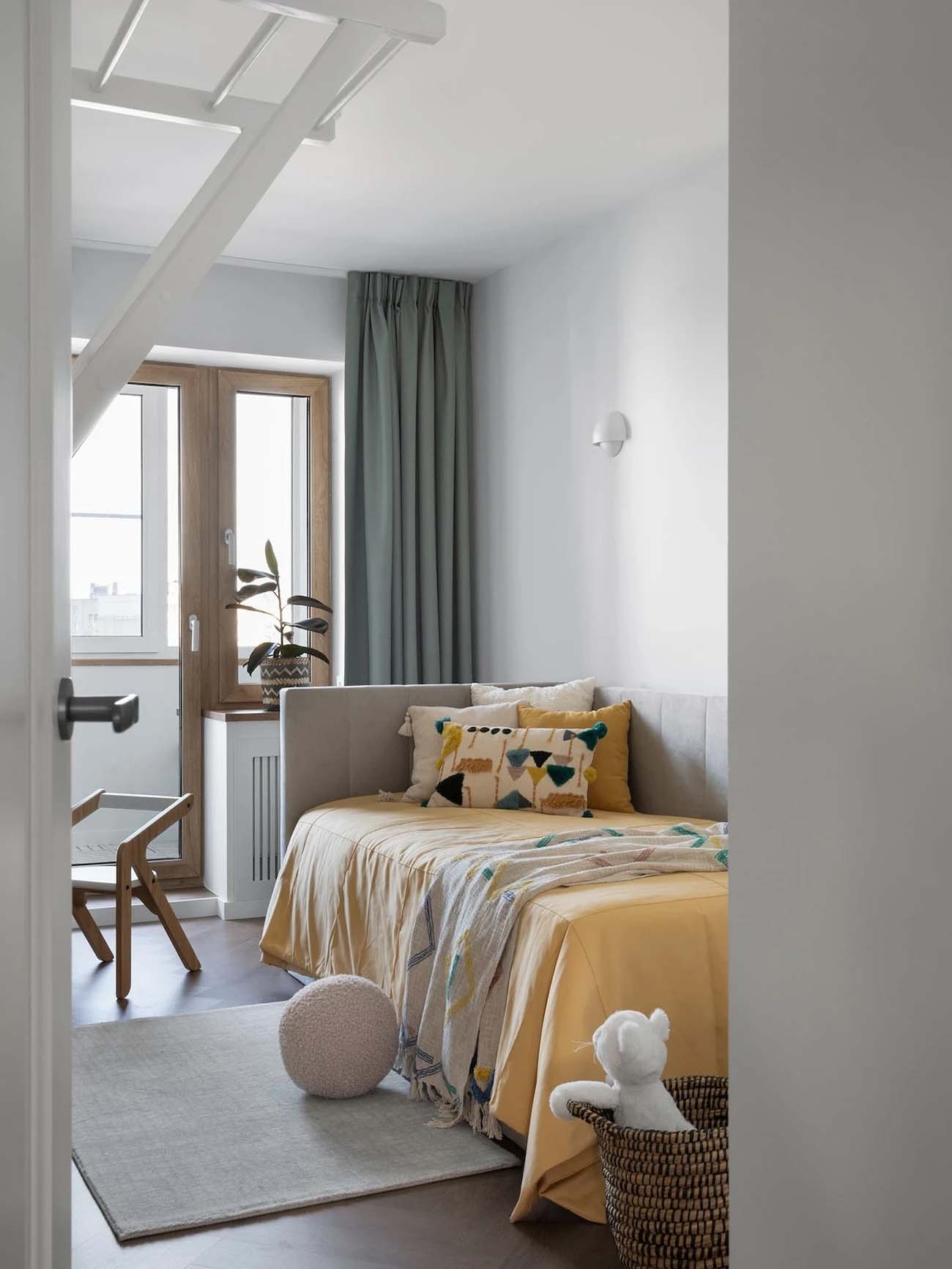 60 m2-es lakás átalakítása fiatal családnak zöld árnyalatokkal