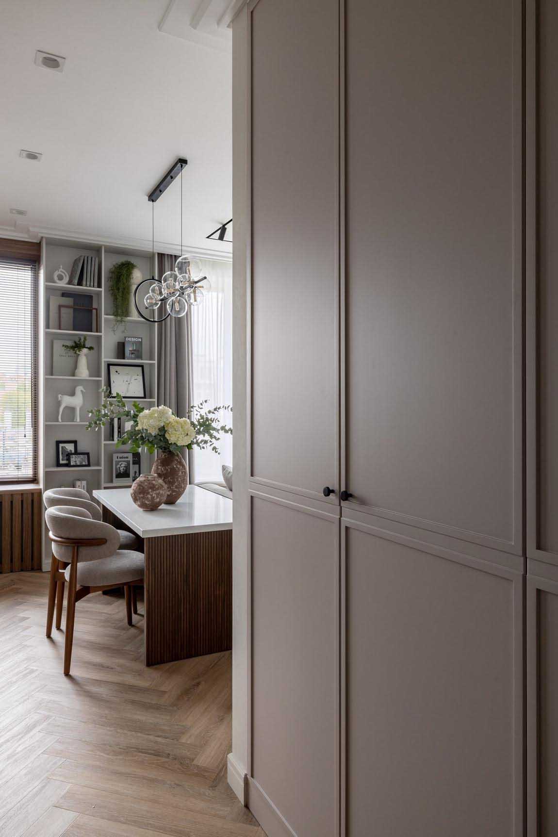 Sok polc, franciás hangulat, divatos színek Sok polc, franciás hangulat, divatos színek