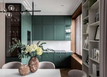 Sok polc, franciás hangulat, divatos színek