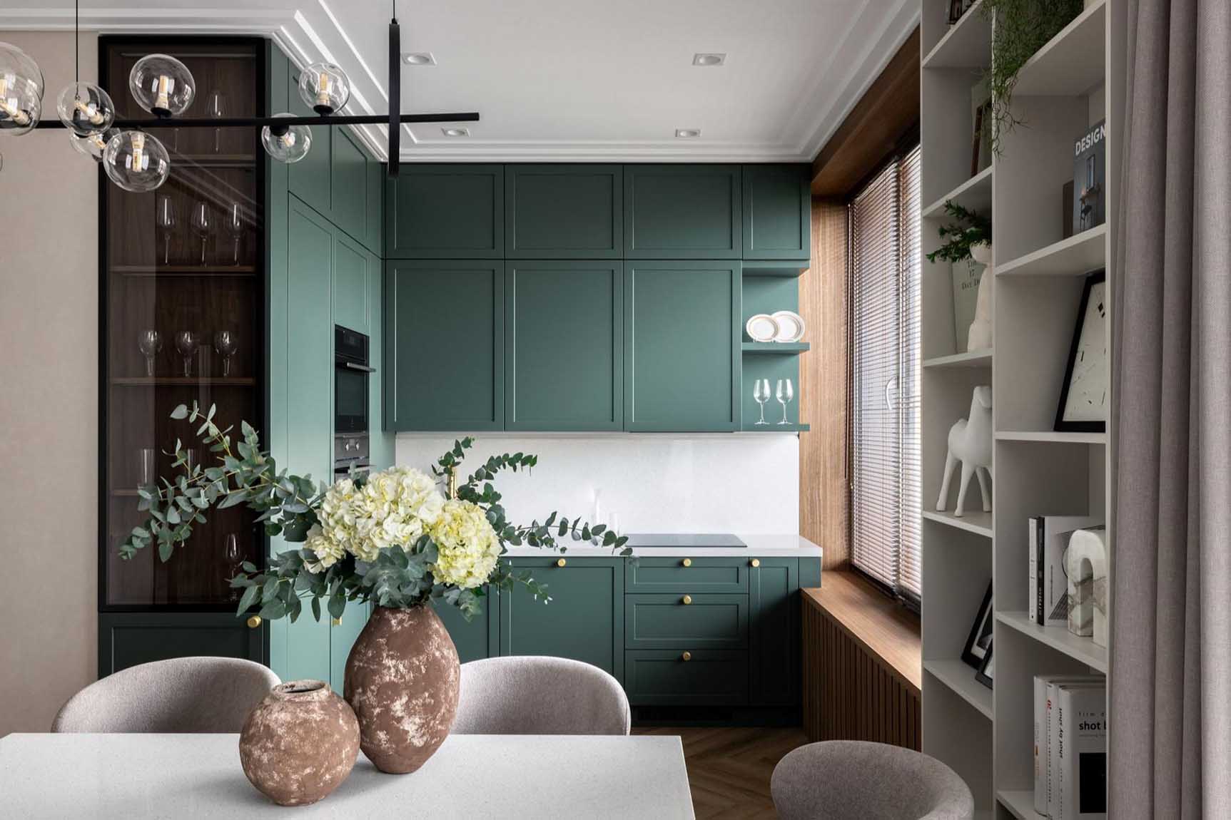 Sok polc, franciás hangulat, divatos színek Sok polc, franciás hangulat, divatos színek