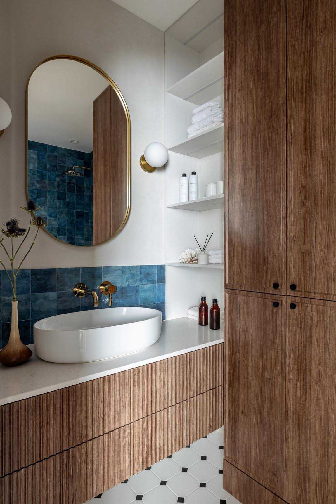 Sok polc, franciás hangulat, divatos színek Sok polc, franciás hangulat, divatos színek