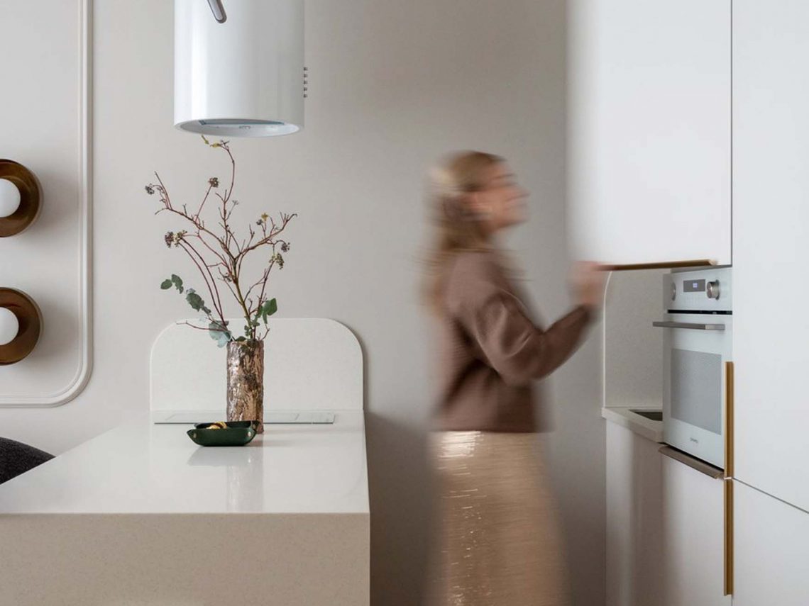 Sok tárolóhelyet és időtálló stílust kért a fiatal nő a 36  m2-es lakásában