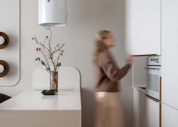 Sok tárolóhelyet és időtálló stílust kért a fiatal nő a 36  m2-es lakásában