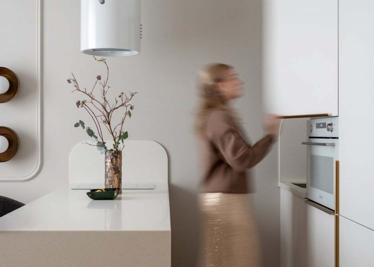 Sok tárolóhelyet és időtálló stílust kért a fiatal nő a 36  m2-es lakásában