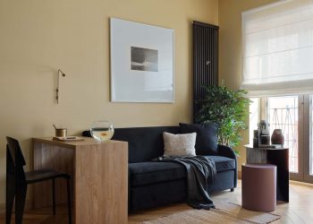 Szép falszín: meleg okker háttér antracit konyhával, kinfolk stílus 40 m2-en