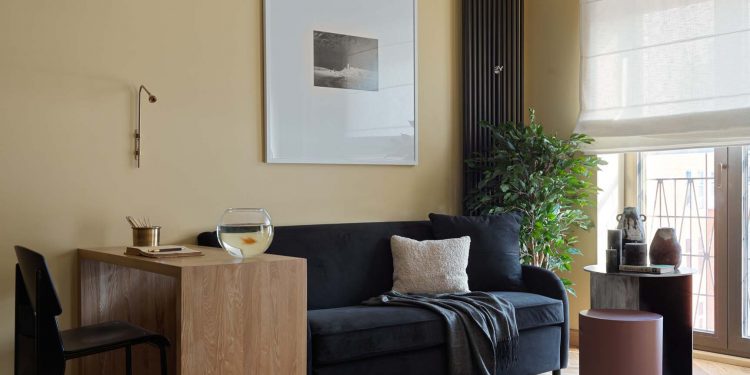 Szép falszín: meleg okker háttér antracit konyhával, kinfolk stílus 40 m2-en