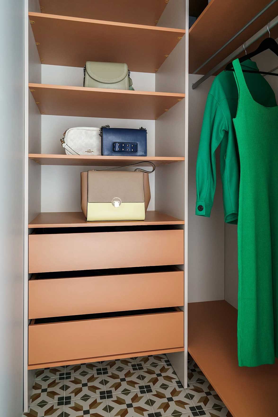 Nem akart színek nélkül berendezett otthont a pár: így újult meg a 48 m2 Nem akart színek nélkül berendezett otthont a pár: így újult meg a 48 m2