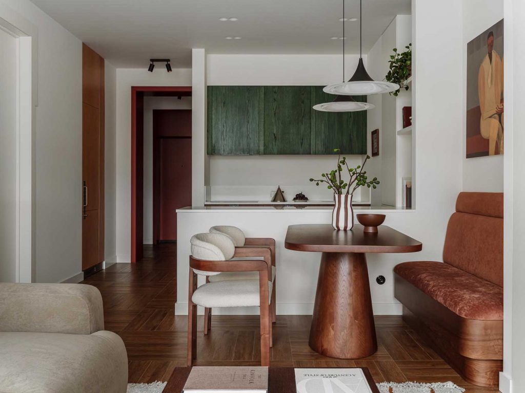 Terrakotta, zöld és vörös, kétszobás elosztás, két gardrób