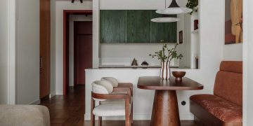 Terrakotta, zöld és vörös, kétszobás elosztás, két gardrób