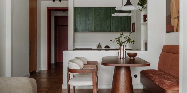 Terrakotta, zöld és vörös, kétszobás elosztás, két gardrób