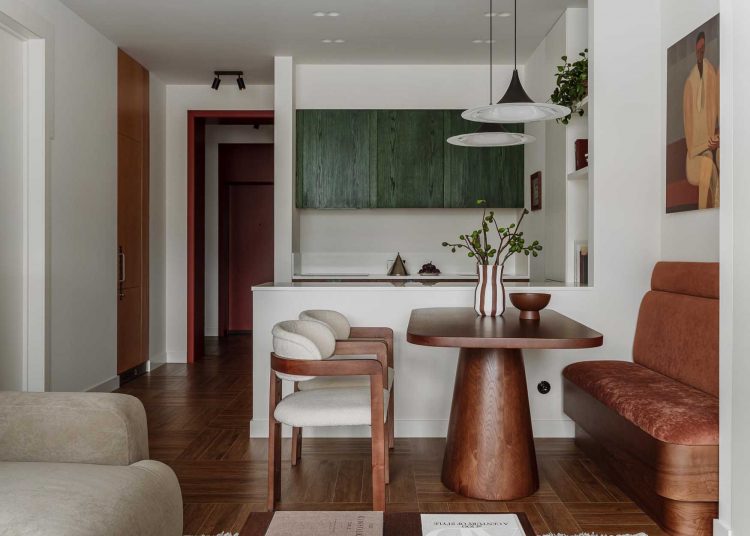 Terrakotta, zöld és vörös, kétszobás elosztás, két gardrób