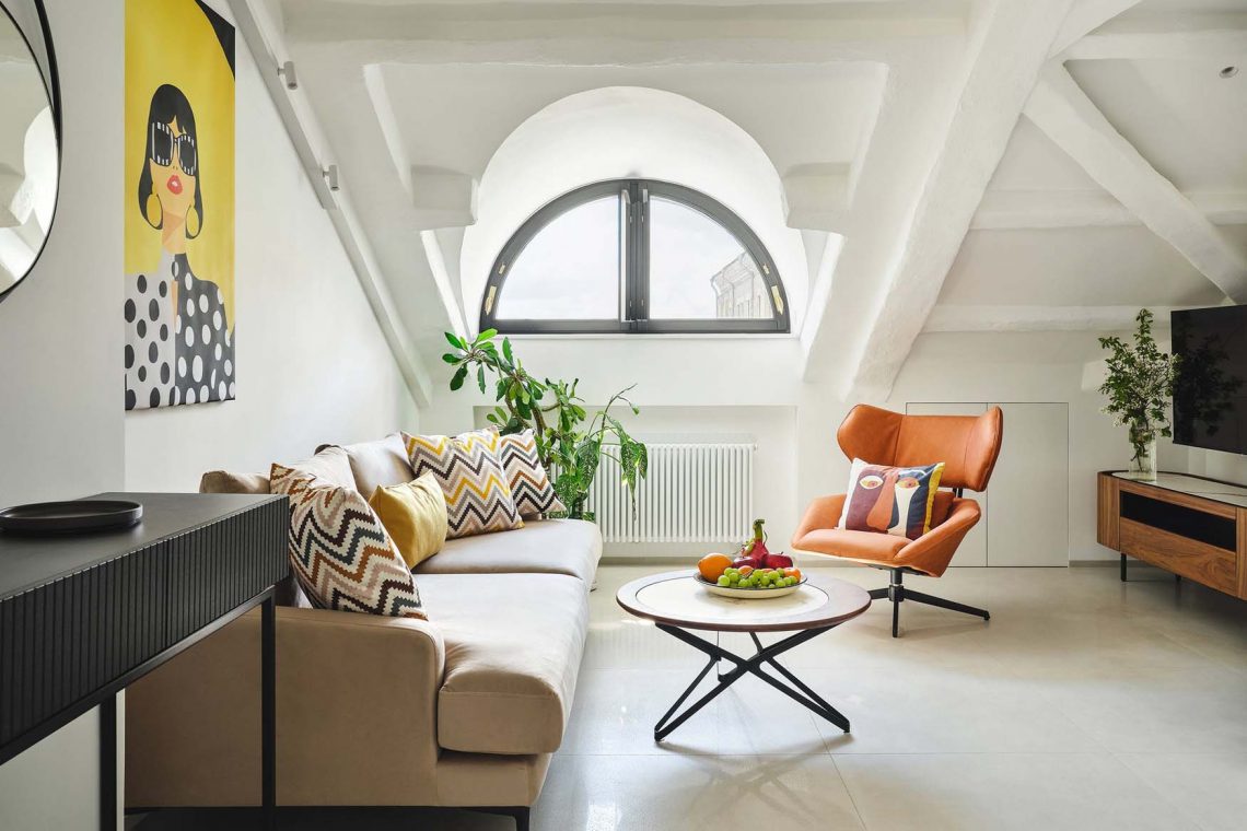 Tetőtéri lakás kialakítása: bonyolult alaprajz, ferde falsíkok, 65m2