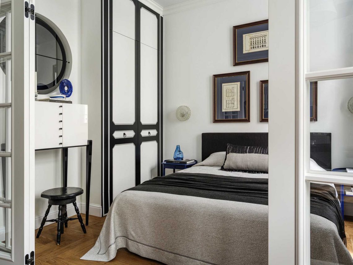 Tükrökbe öltöztetett konyha 27 m2-es garzonlakásban