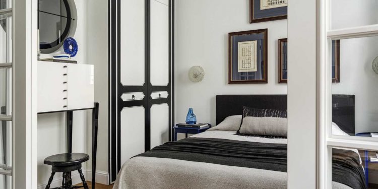 Tükrökbe öltöztetett konyha 27 m2-es garzonlakásban