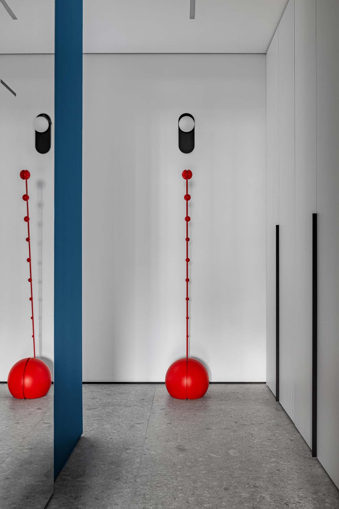 Dizájn lakás: minimalista stílus, élénk színek, egyedi bútorok