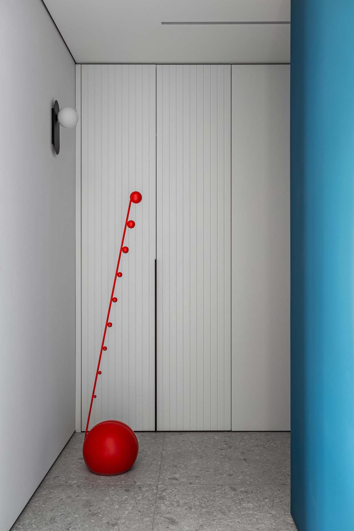 Dizájn lakás: minimalista stílus, élénk színek, egyedi bútorok