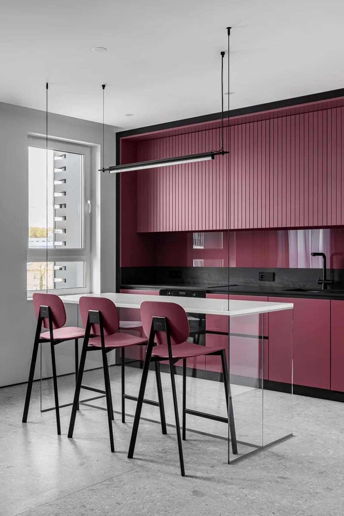 Dizájn lakás: minimalista stílus, élénk színek, egyedi bútorok