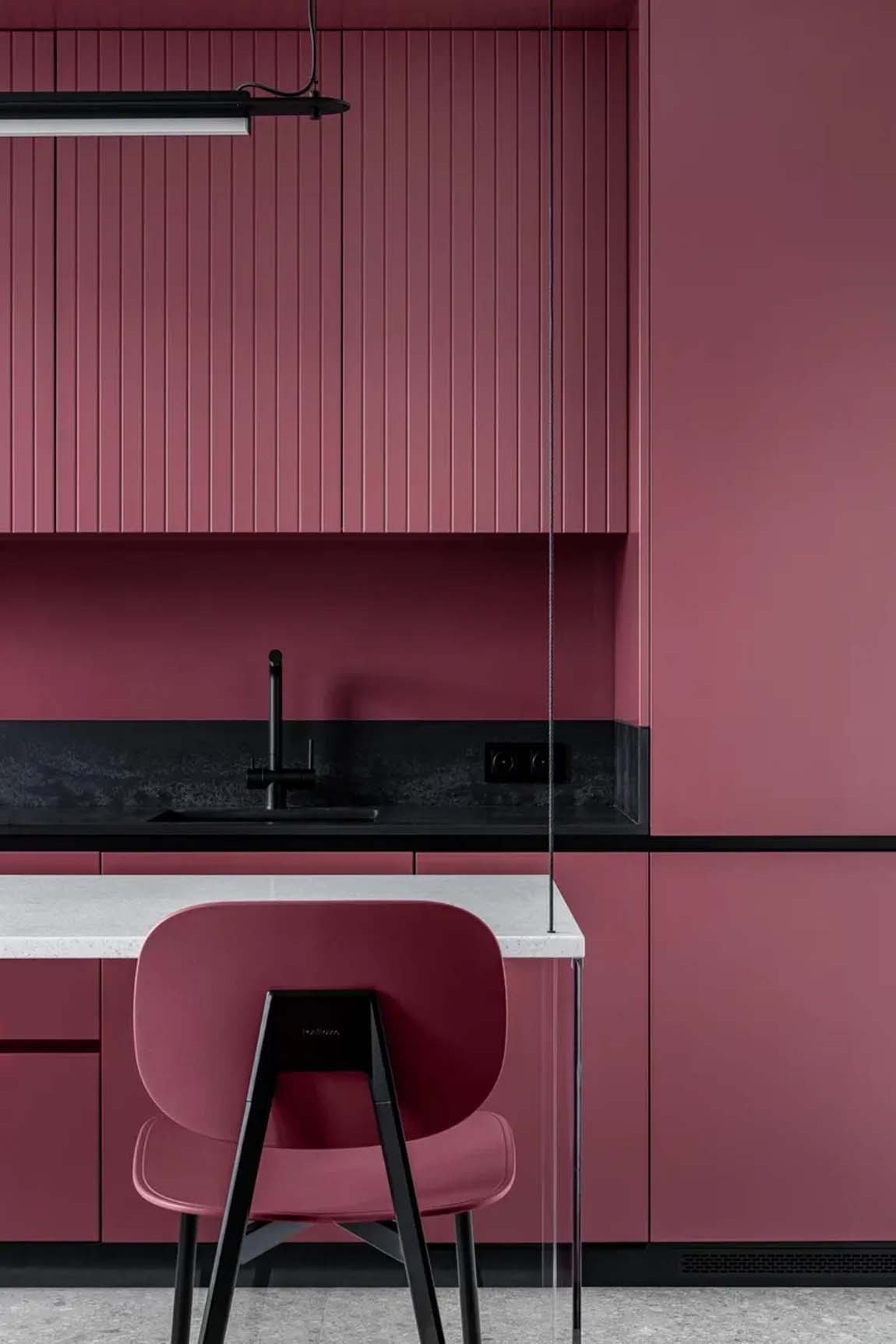 Dizájn lakás: minimalista stílus, élénk színek, egyedi bútorok