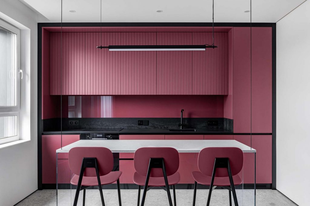 Dizájn lakás: minimalista stílus, élénk színek, egyedi bútorok