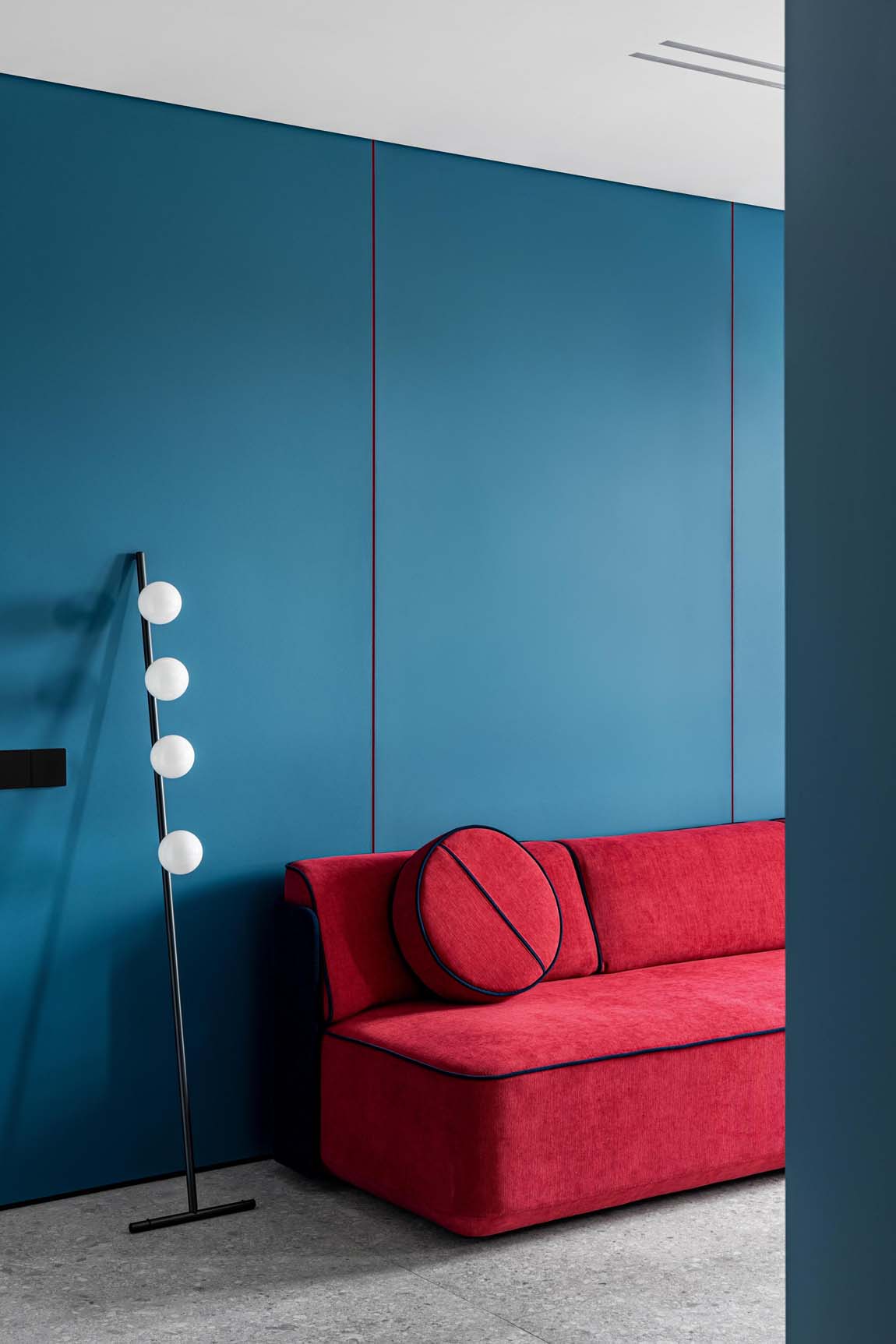 Dizájn lakás: minimalista stílus, élénk színek, egyedi bútorok