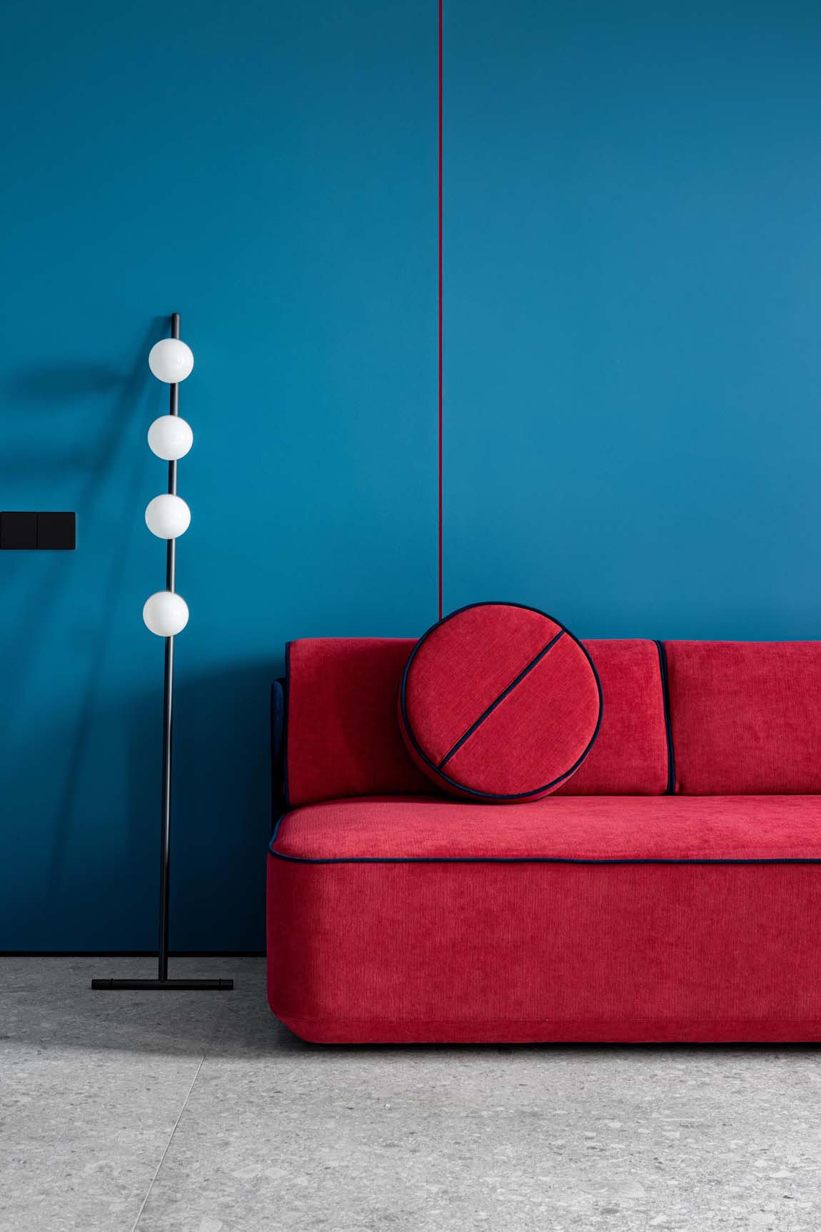 Dizájn lakás: minimalista stílus, élénk színek, egyedi bútorok