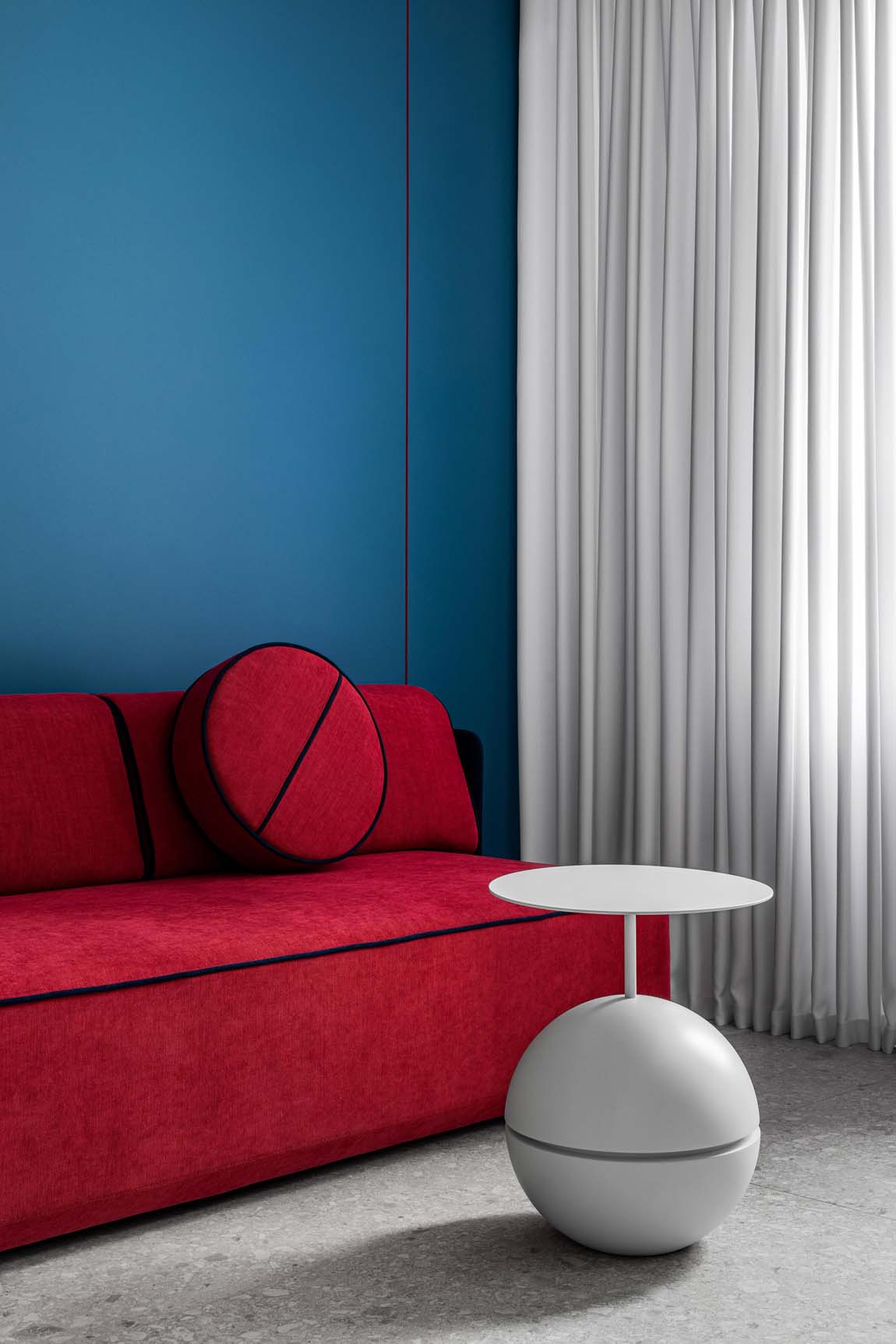 Dizájn lakás: minimalista stílus, élénk színek, egyedi bútorok