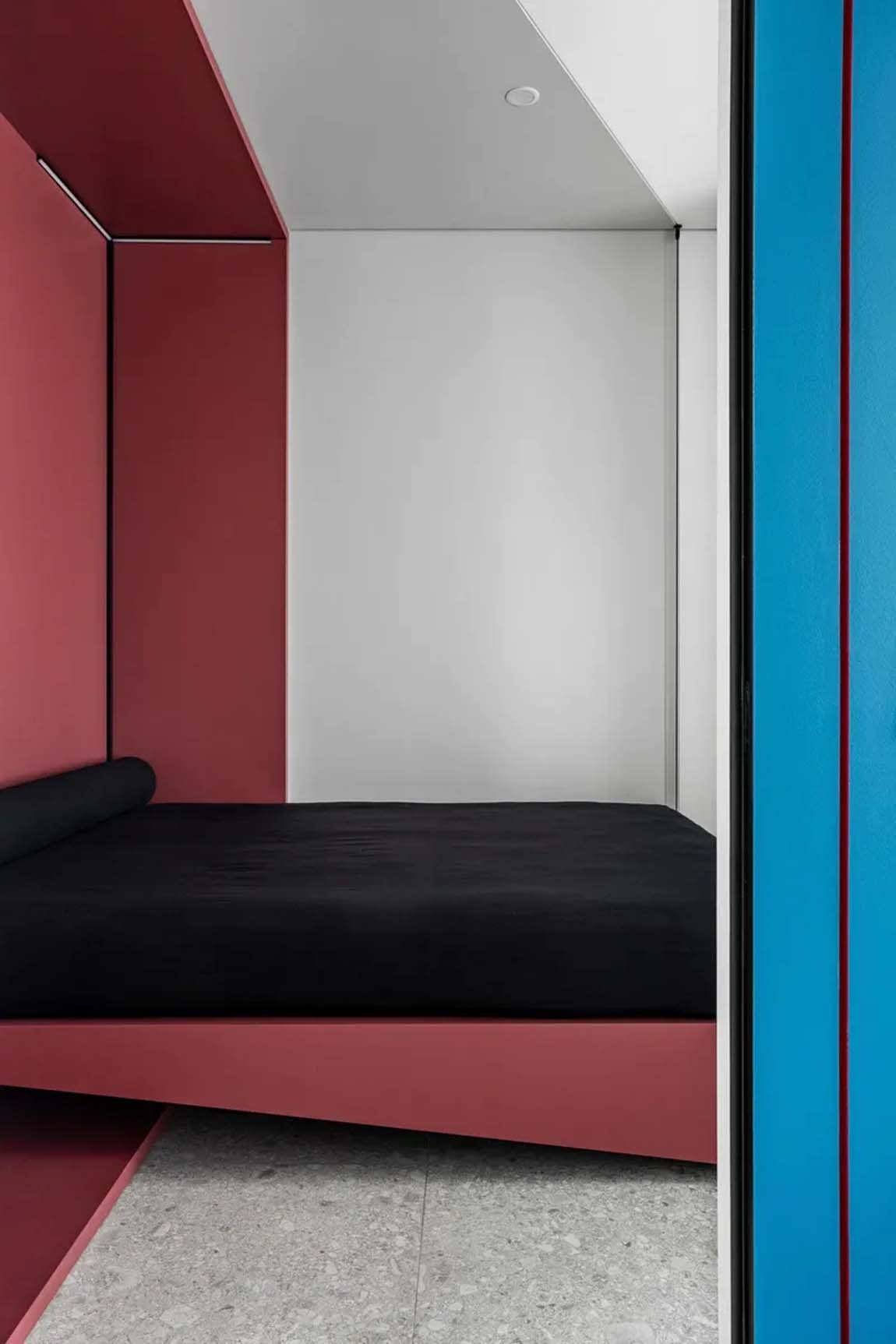 Dizájn lakás: minimalista stílus, élénk színek, egyedi bútorok