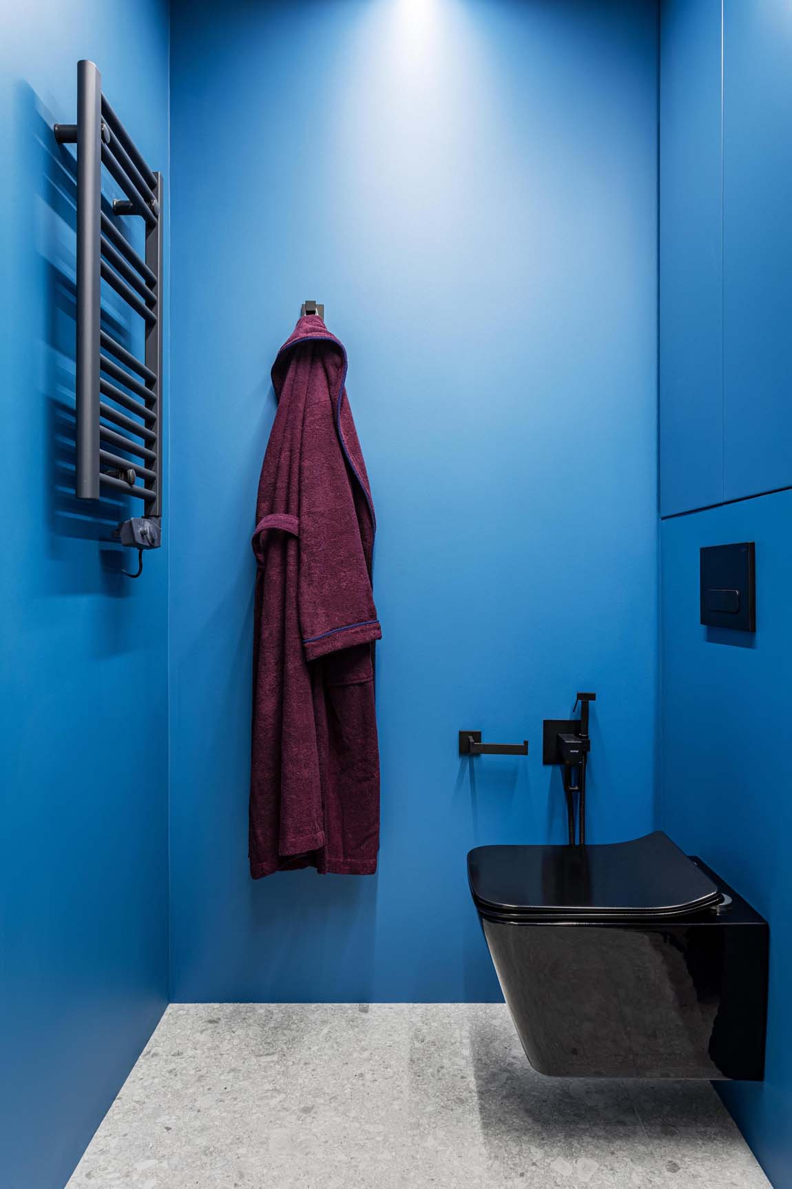 Dizájn lakás: minimalista stílus, élénk színek, egyedi bútorok