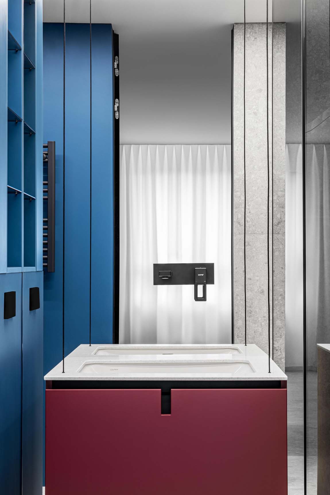 Dizájn lakás: minimalista stílus, élénk színek, egyedi bútorok