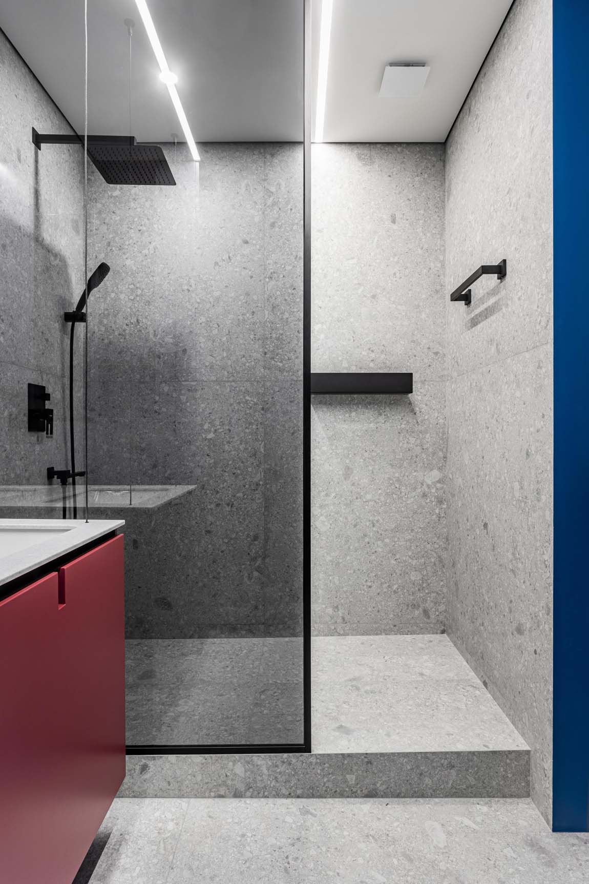 Dizájn lakás: minimalista stílus, élénk színek, egyedi bútorok