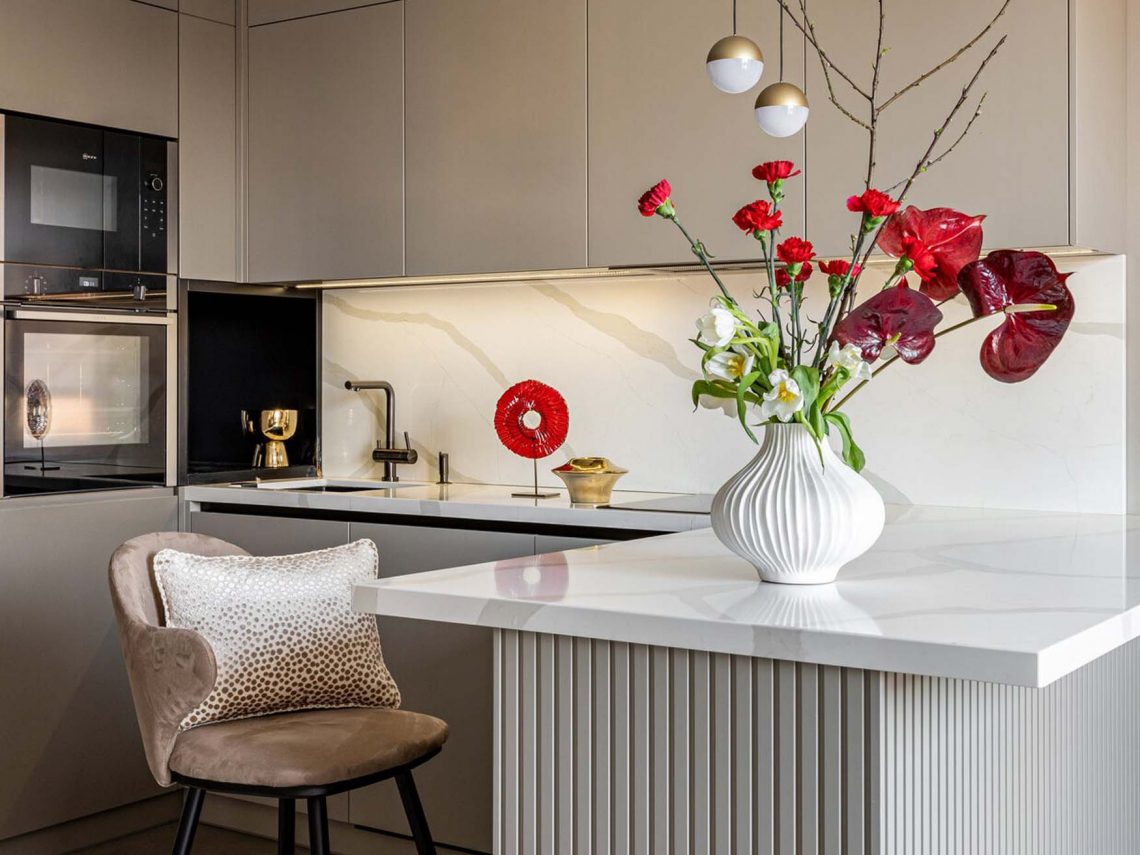 Vagány fiatal nő 50 m2-es lakása: stílus és funkcionalitás biokandallóval