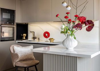 Vagány fiatal nő 50 m2-es lakása: stílus és funkcionalitás biokandallóval